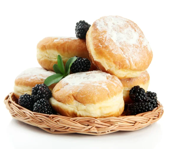 Sabrosas rosquillas con bayas, aisladas en blanco —  Fotos de Stock