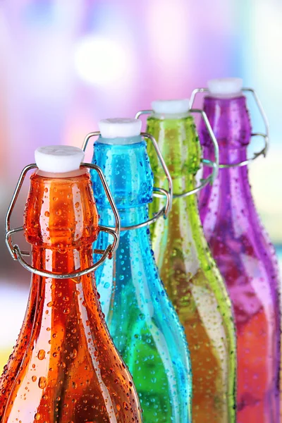 Bunte Flaschen auf hellem Hintergrund — Stockfoto