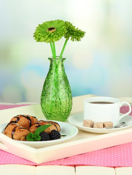 Vassoio in legno con colazione, su tavolo in legno, su sfondo chiaro — Foto Stock