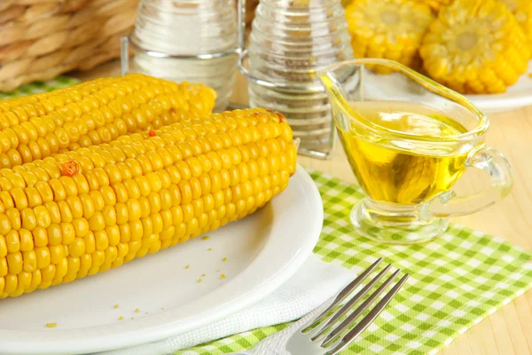 Aromatisierter gekochter Mais auf Teller auf Holztisch in Großaufnahme — Stockfoto