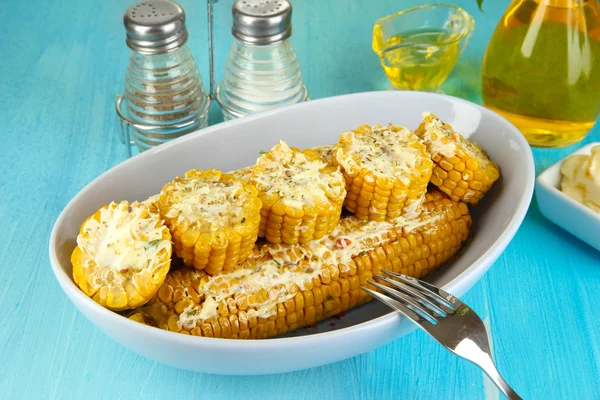 Flavored boiled corn on plate on wooden table close-up — Stock Photo, Image