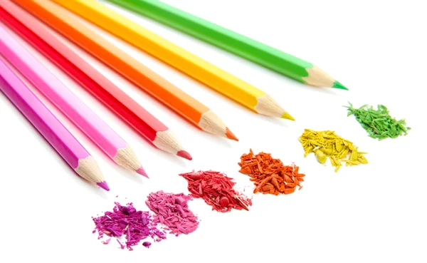 Barevné tužky s tím hobliny izolovaných na bílém — Stock fotografie