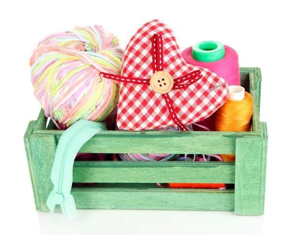 Houten doos met wol en naaien accessoires geïsoleerd op wit — Stockfoto