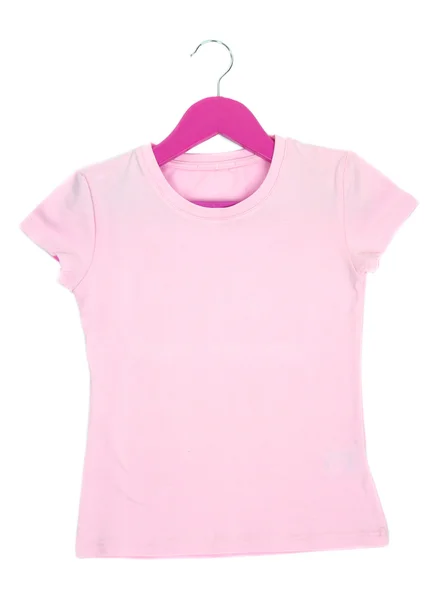 Camiseta rosa en percha aislada en blanco — Foto de Stock