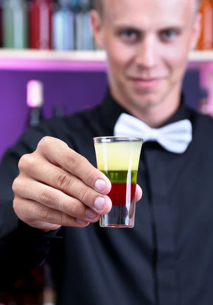 Retrato de camarero guapo con corto bar de cócteles, en英俊的酒保，具短的肖像鸡尾酒，在酒吧 — 图库照片