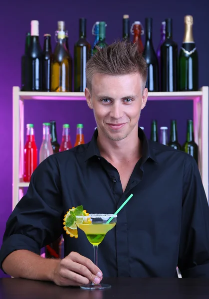 Portret van knappe barman voorbereiding cocktail in bar — Stockfoto