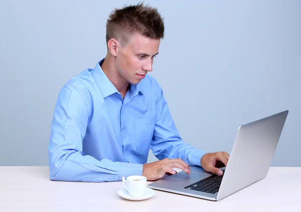 Geschäftsmann mit Notizbuch im Büro aus nächster Nähe — Stockfoto