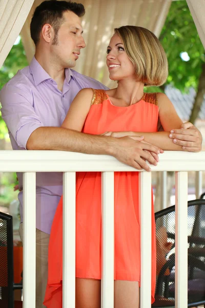 Vackra unga romantiska par, utomhus — Stockfoto