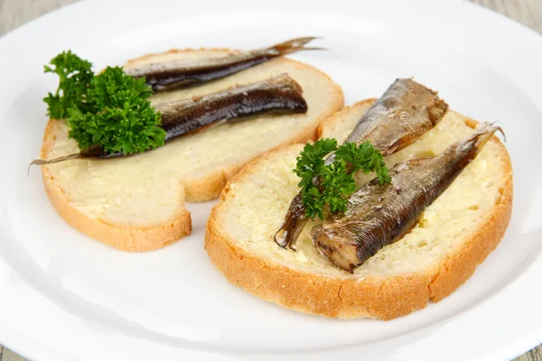 Sanduíches saborosos com sardinhas, close-up — Fotografia de Stock