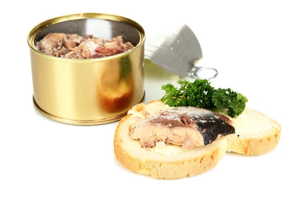Öppna plåtburk och god smörgås med scomber, isolerad på vit — Stockfoto