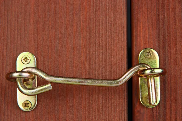Metalen haak in houten deur close-up — Stockfoto