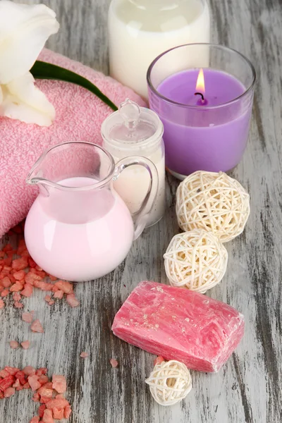 Beautiful spa setting with lily on wooden table close-up — Stock Photo, Image