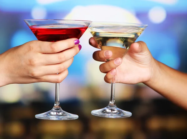 Cocktails in hands in nightclub — Stock Photo, Image