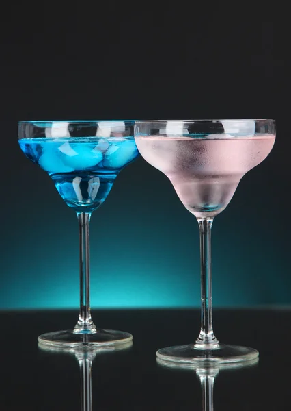 Cocktails sur fond de couleur sombre — Photo