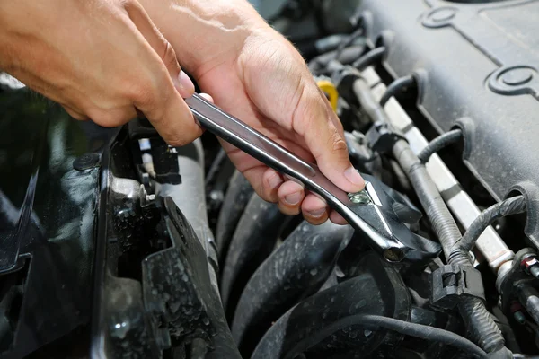 Mano con llave inglesa. Mecánico de automóviles en la reparación de automóviles — Foto de Stock