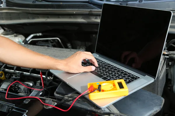 Mecánico profesional de automóviles que trabaja en el servicio de reparación de automóviles —  Fotos de Stock