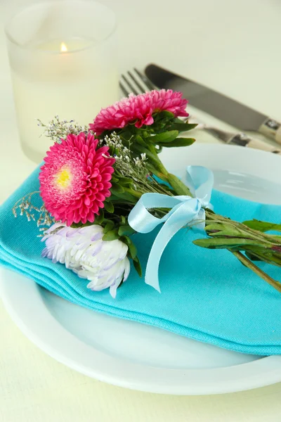 Feestelijke eettafel instelling met bloemen geïsoleerd op wit — Stockfoto