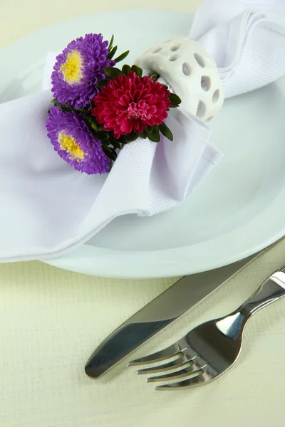 Ρύθμιση εορταστικό τραπέζι με λουλούδια που απομονώνονται σε λευκό — Φωτογραφία Αρχείου