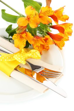 çiçekli beyaz izole şenlikli yemek masası ayarı