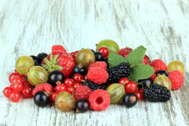 üzerinde tablo yakın çekim olgun çilek