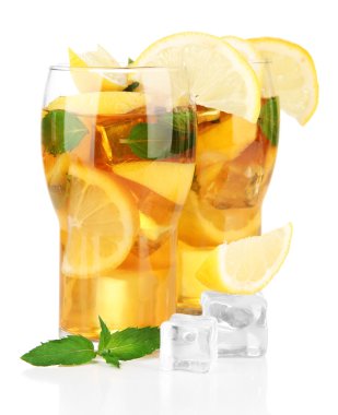 buzlu çay limon ve nane üzerinde beyaz izole