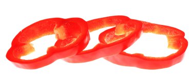 taze kırmızı biber dilimleri üzerinde beyaz izole