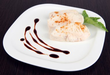 haşlanmış tavuk eti kırmızı biber ve ahşap zemin üzerine sos ile