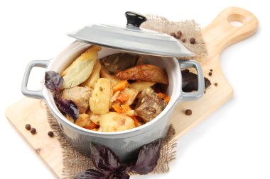 ev yapımı sığır stir fry üzerinde beyaz izole ahşap tahta üzerinde renk tavada sebze ile