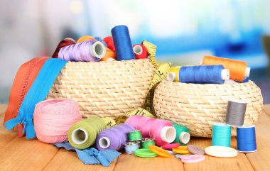 hasır sepetleri ile parlak zemin üzerine ahşap masa üzerinde iğne işi'den aksesuarlar