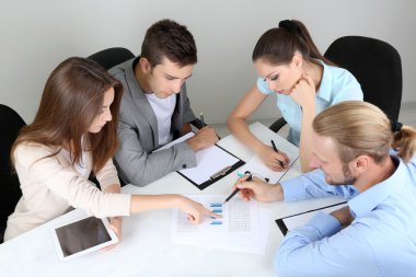 onların proje üzerinde birlikte çalışma office iş takım