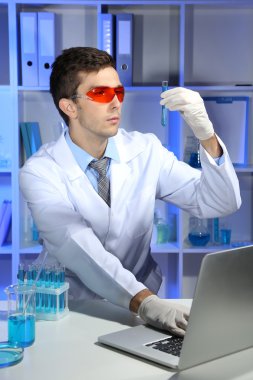 Laboratuvarda çalışan genç laboratuvar bilim adamı