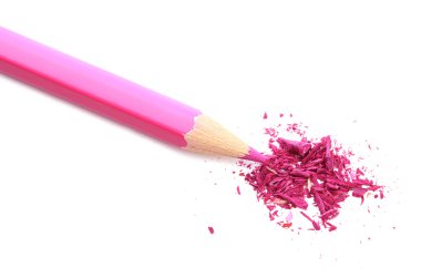 netlik üzerinde beyaz izole talaşı ile pembe kalem