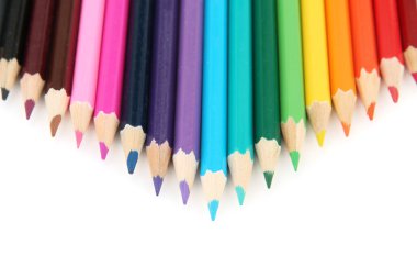 renkli kalemler üzerinde beyaz izole