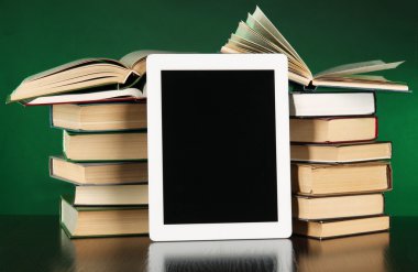 Tablet ve parlak zemin üzerine kitaplar