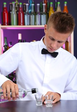 Barmen votka cam içine yağıyor