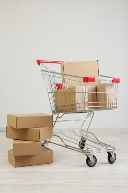 karton, gri arka plan üzerinde alışveriş sepeti