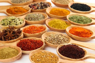 tahta kaşıklar, baharat çeşitleri