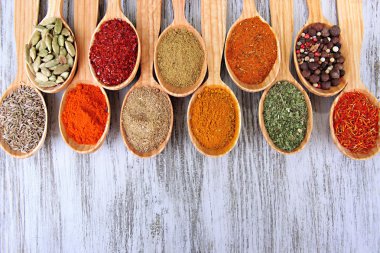 tahta kaşıklar ahşap zemin üzerine baharat çeşitleri