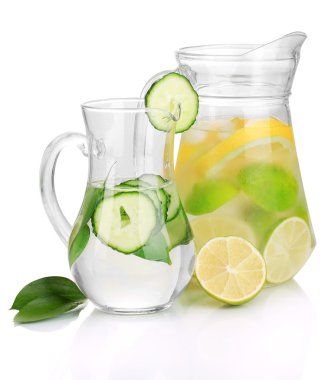 limon, salatalık ve üzerinde beyaz izole sürahi buz ile soğuk su