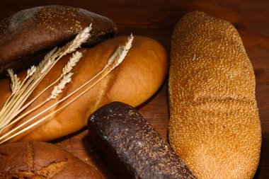 ahşap tahta üzerinde ekmek