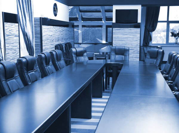 Интерьер пустого конференц-зала в оттенках серого
