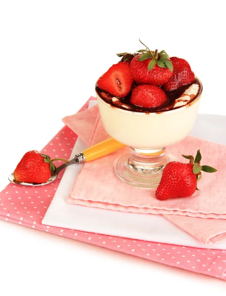 Délicieux dessert à la fraise dans un vase en verre isolé sur blanc — Photo