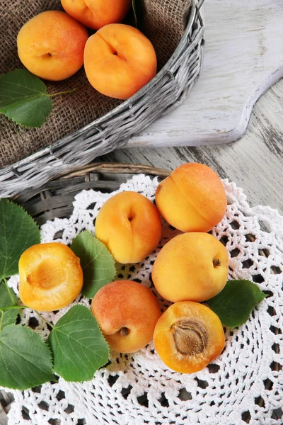 Abricots dans le panier sur serviette sur table en bois — Photo