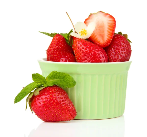 Mogna söta jordgubbar i skål, isolerad på vit — Stockfoto