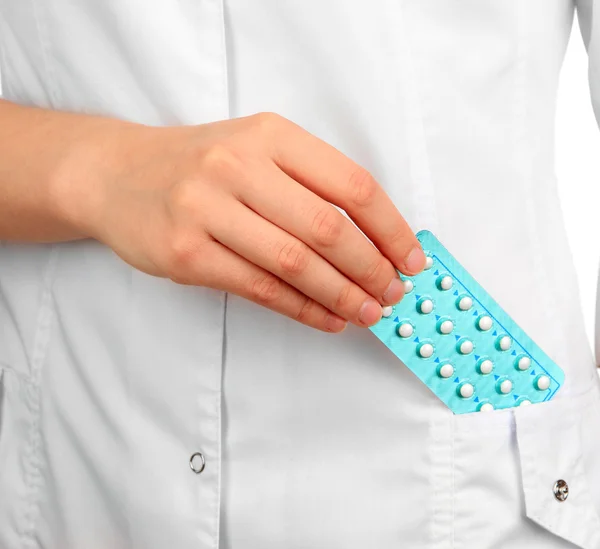 Hormontabletten in der Hand des Arztes isoliert auf weiß — Stockfoto