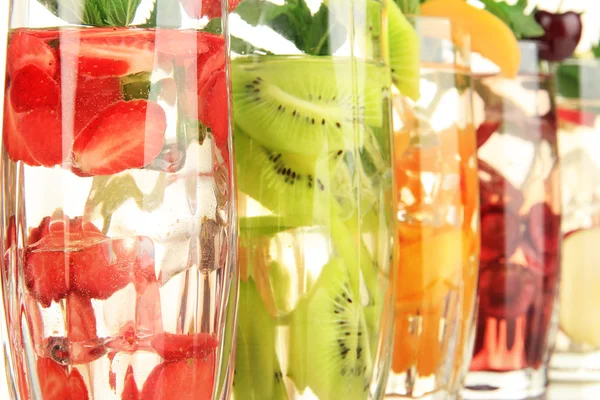 Okulary napojów owocowych z kostkami lodu z bliska — Zdjęcie stockowe