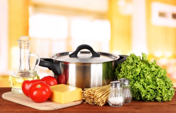 Ingredienser för matlagning pasta på bordet i köket — Stockfoto