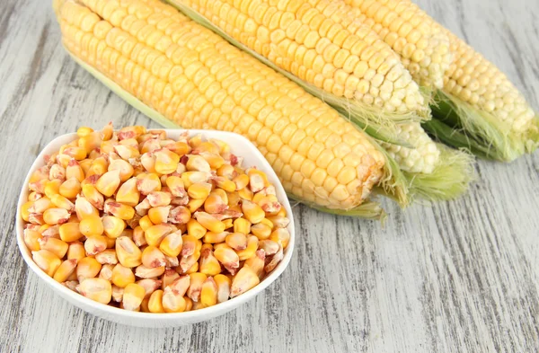 Verse maïs plantaardige op houten tafel — Stockfoto
