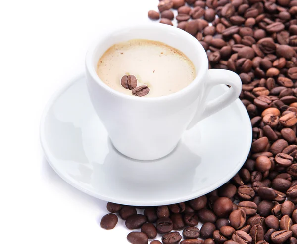 Tasse Kaffee mit Kaffeebohnen, isoliert auf weiß — Stockfoto