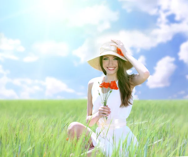 Retrato de una hermosa joven con amapolas en el campo —  Fotos de Stock